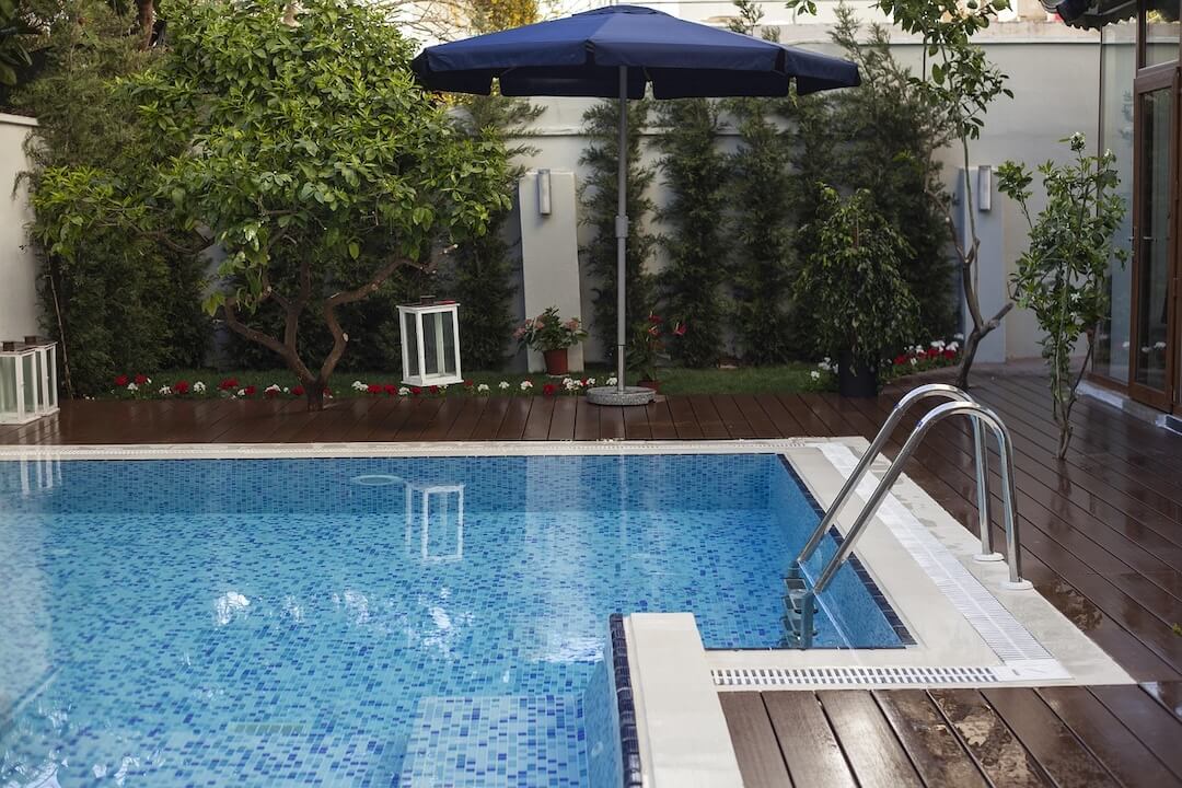 Professional Pool Cleaning Services in Weston